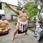 　野見宿禰神社で土俵入りを行う横綱大の里。太刀持ち高安＝１２日、東京都墨田区（代表撮影）