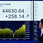 　一時４万４６００円台を付けた日経平均株価を示すモニター＝１２日午前、東京都千代田区