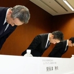　情報の不正持ち出し事案で記者会見し、謝罪する日本生命保険の赤堀直樹副社長（中央）ら＝１２日午後、東京都千代田区