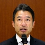 　情報の不正持ち出し事案で記者会見する日本生命保険の赤堀直樹副社長＝１２日午後、東京都千代田区