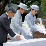 　原爆落下中心地碑に供花される天皇、皇后両陛下と愛子さま＝１２日午後、長崎市