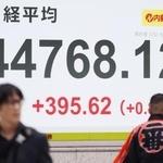　日経平均株価の終値を示すボード。３日連続の最高値更新となった＝１２日午後、東京都中央区