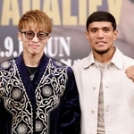 　ムロジョン・アフマダリエフ（右）から贈られた伝統衣装を着てポーズをとる井上尚弥＝１２日、名古屋市