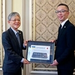 　中込正志駐ウクライナ大使（左）と寺田宜弘さん＝１１日、キーウ（共同）