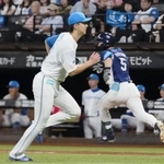 　４回、西武・外崎（右）に先制打を打たれた日本ハム・達＝エスコンフィールド