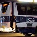 　路面電車と衝突したバス＝１２日午後６時５２分、長崎市