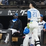 　７回、試合を見つめる日本ハム・新庄監督。手前は三振に倒れた清宮幸＝エスコンフィールド