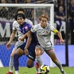 　広島-京都　前半、競り合う広島・ジャーメイン（左）と京都・福岡＝Ｅピース