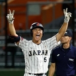 　パナマ戦のタイブレークの８回、同点打を放ち、喜ぶ為永＝沖縄セルラー