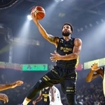 　Ｇリーグ選抜との国際親善試合で、シュートを放つＢ１群馬のジョーンズ（中央）＝オープンハウスアリーナ太田（（Ｃ）Ｂ．ＬＥＡＧＵＥ）