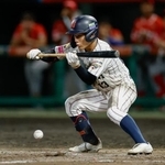 　パナマ戦のタイブレークの９回、サヨナラのスクイズを決める岡部＝沖縄セルラー