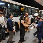　関西空港に緊急着陸したユナイテッド航空機から避難し、バスで誘導される乗客＝１２日午後８時５８分