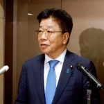 　オンライン形式のＧ７財務相会合後、取材に応じる加藤財務相＝１２日夜、財務省