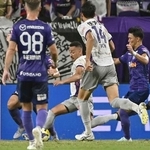 　広島-京都　後半、同点ゴールを決める京都・ラファエルエリアス（奥左）＝Ｅピース