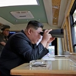 　１１、１２両日、国防科学院の研究所を視察した北朝鮮の金正恩朝鮮労働党総書記（朝鮮中央通信＝共同）