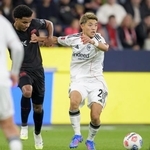 　レーバークーゼン戦で競り合うＥフランクフルトの堂安（右）＝レーバークーゼン（共同）