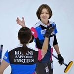 　プレーオフのロコ・ソラーレ戦、タッチを交わすフォルティウスの吉村＝稚内市みどりスポーツパーク