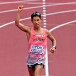 　陸上の第２０回世界選手権東京大会の男子３５キロ競歩で、ガッツポーズしながらゴールに向かう勝木隼人。銅メダルを獲得した＝１３日、東京・国立競技場