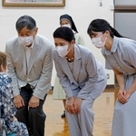 　恵の丘長崎原爆ホームを訪れ、入所者と懇談される天皇、皇后両陛下と愛子さま＝１３日午前、長崎市