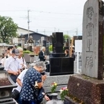 　藤岡事件の慰霊祭で、慰霊碑に手を合わせる参列者＝１３日午後、群馬県藤岡市