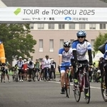 　「ツール・ド・東北２０２５」が始まり、スタートする参加者＝１３日午前、宮城県石巻市