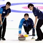 　フォルティウスとの決勝第１戦、ショットを放つＳＣ軽井沢クの上野美（中央）＝稚内市みどりスポーツパーク