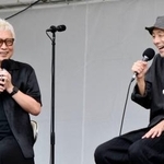 　西田敏行さんをしのぶイベントで対談する宮藤官九郎さん（右）と箭内道彦さん＝１３日午後、福島県郡山市