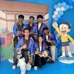 　アニメキャラクターのパネルと記念写真に納まる人たち＝１３日、インド・ニューデリー（共同）