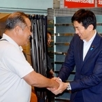 　支援者と握手する小林元経済安保相（右）＝１３日午後、千葉県八千代市