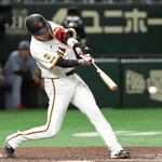 　９回巨人１死二、三塁、代打坂本が中前に逆転サヨナラ２点打を放つ＝東京ドーム