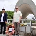 　広島市の平和記念公園を訪れた東条英機元首相のひ孫英利さん（左）とトルーマン米元大統領の孫クリフトンさん＝１３日午前