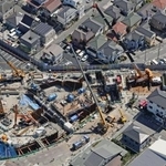 　復旧工事が続く、埼玉県八潮市の県道の陥没現場＝７月