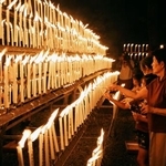 　光三宝荒神社の「献灯祭」でろうそくに火をともす参拝者ら＝１３日夜、和歌山県橋本市