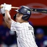 　台湾戦の１回、先制二塁打を放つ阿部＝沖縄セルラー