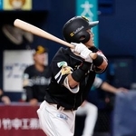 　９回ソフトバンク無死二、三塁、牧原大が同点の左犠飛を放つ＝京セラドーム