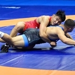 　男子フリースタイル８６キロ級の準々決勝でアゼルバイジャン選手（下）と対戦する石黒隼士＝ザグレブ（共同）