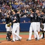 　オリックスに勝利し、タッチを交わすソフトバンクナイン＝京セラドーム