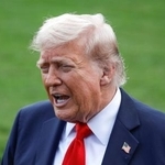 　ホワイトハウスで記者団に応えるトランプ米大統領＝１１日、ワシントン（ゲッティ＝共同）