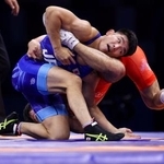 　レスリングの世界選手権男子フリースタイル８６キロ級の準決勝でフランス選手と対戦する石黒隼士＝１３日、ザグレブ（ゲッティ＝共同）