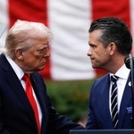 　ヘグセス米国防長官（右）とトランプ大統領（ゲッティ＝共同）