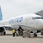 　運輸安全委員会による調査が始まった米ユナイテッド航空機＝１４日午前、関西空港