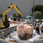 　経産省の花壇に入れられる東京電力福島第１原発事故の除染土＝１４日午前