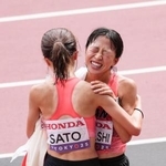 　女子マラソン　レース後、佐藤早也伽（手前）と健闘をたたえ合う小林香菜＝国立競技場
