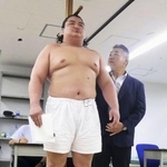 　新弟子検査で身長を測るバトツェツェゲ・オチルサイハン＝５日、東京・両国国技館