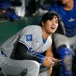 　ジャイアンツ戦の９回、Ｅ・ヘルナンデスの打球を追うドジャース・大谷＝サンフランシスコ（共同）