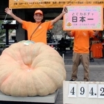 　「日本一どでカボチャ大会」で優勝した鈴木貞一さん＝１４日、香川県・小豆島