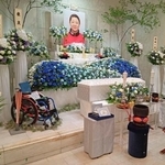　成田真由美さんの葬儀・告別式の祭壇＝１４日、川崎市