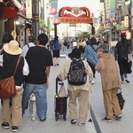 　東京・巣鴨の商店街を歩く高齢者ら＝昨年５月