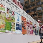 　マカオの立法会選挙のため張り出された候補者のポスター。中国共産党に反対しない「愛国者」だけが出馬できる＝１２日（共同）
