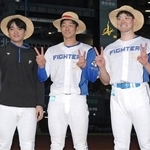 　試合終了後、ポーズをとる（左から）日本ハム・郡司、石井、斎藤＝エスコンフィールド